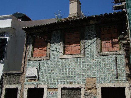 Zniszczony dom pokryty Azulejos